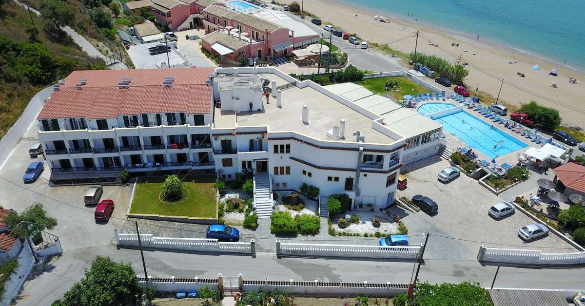 Een foto van de buitenkant van Belle Helene Hotel
