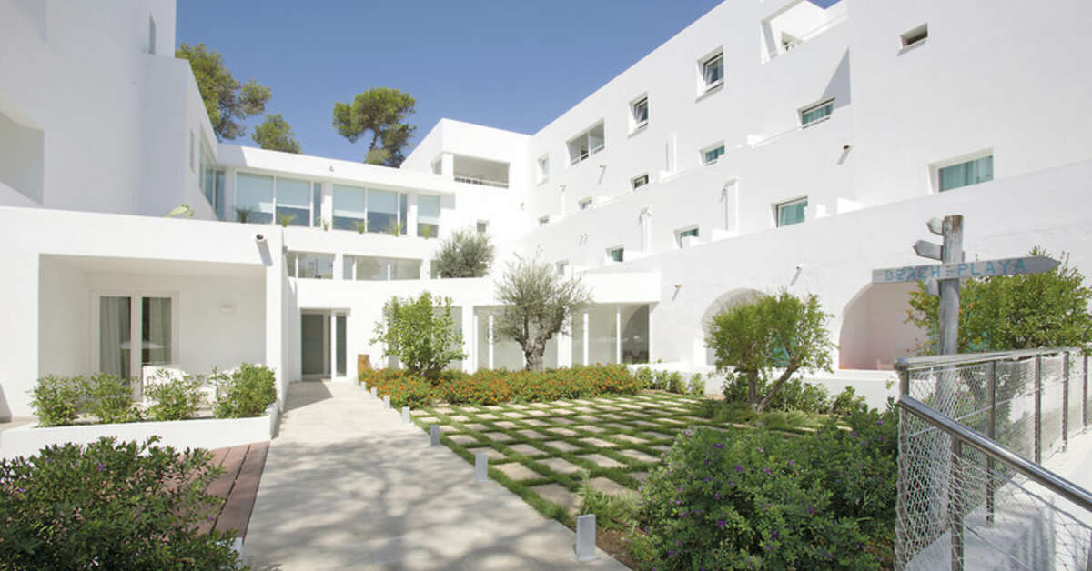 Een foto van de buitenkant van Cala d'Or Hotel