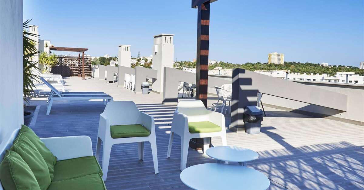 Een foto van het terras bij AlvorMar Appartementen