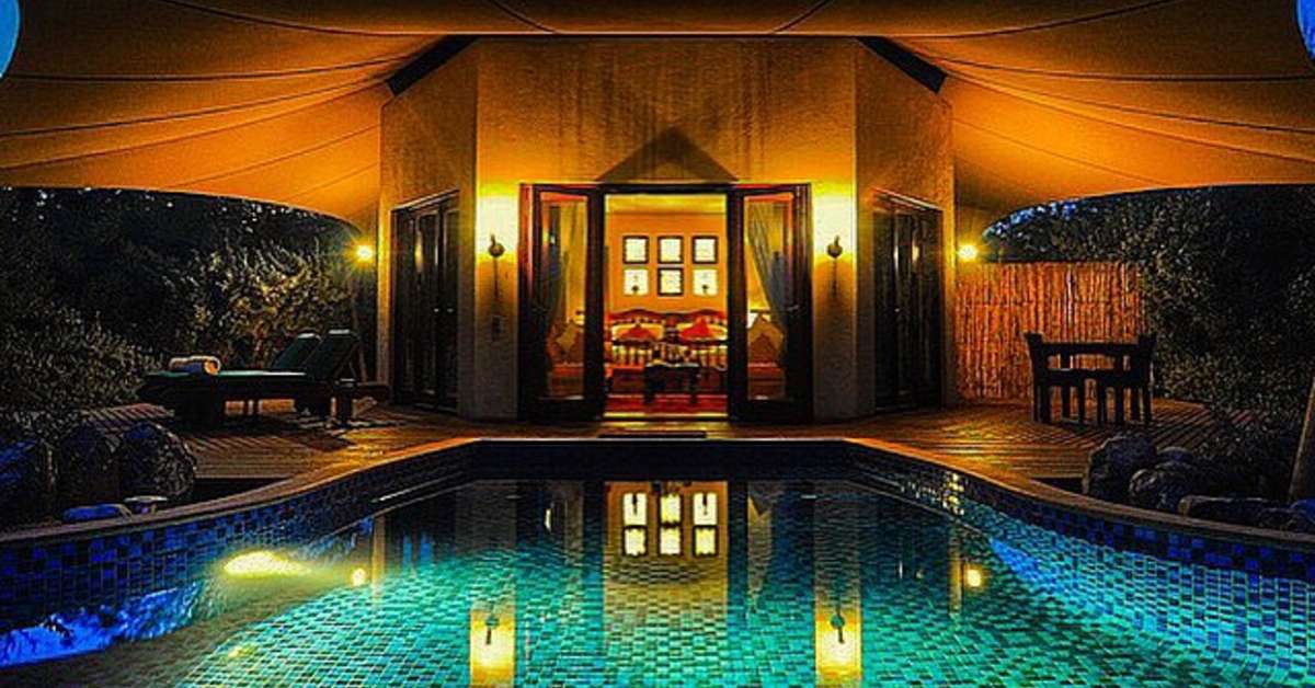 Een foto van het zwembad bij Al Maha Resort