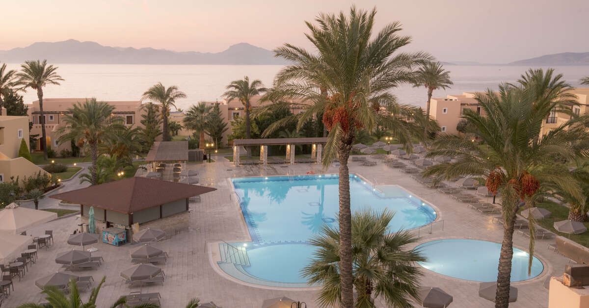 Een foto van het zwembad bij Horizon Beach Resort