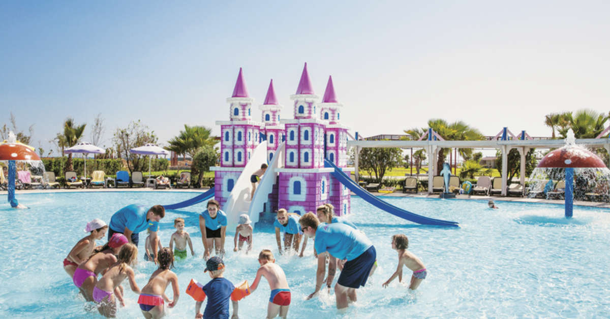 Een foto van het zwembad bij Club Calimera Serra Palace