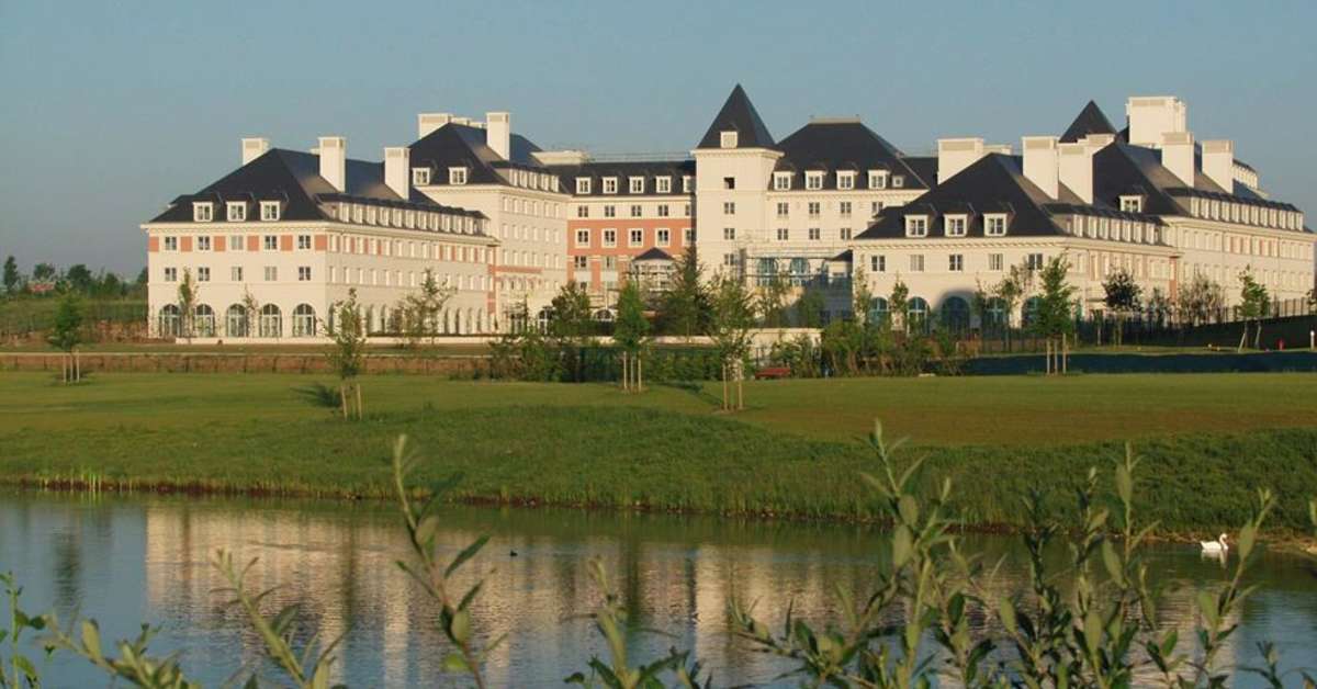 Een foto van de buitenkant van Dream Castle Hotel