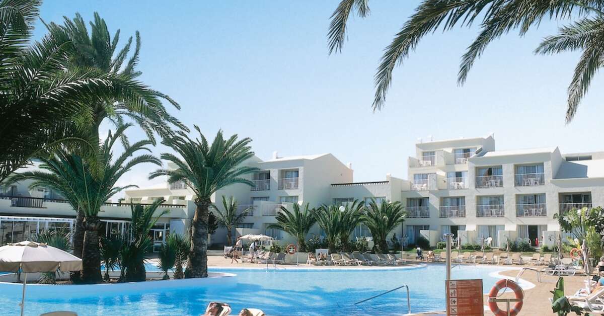 Een foto van het zwembad bij Riu Oliva Beach Resort