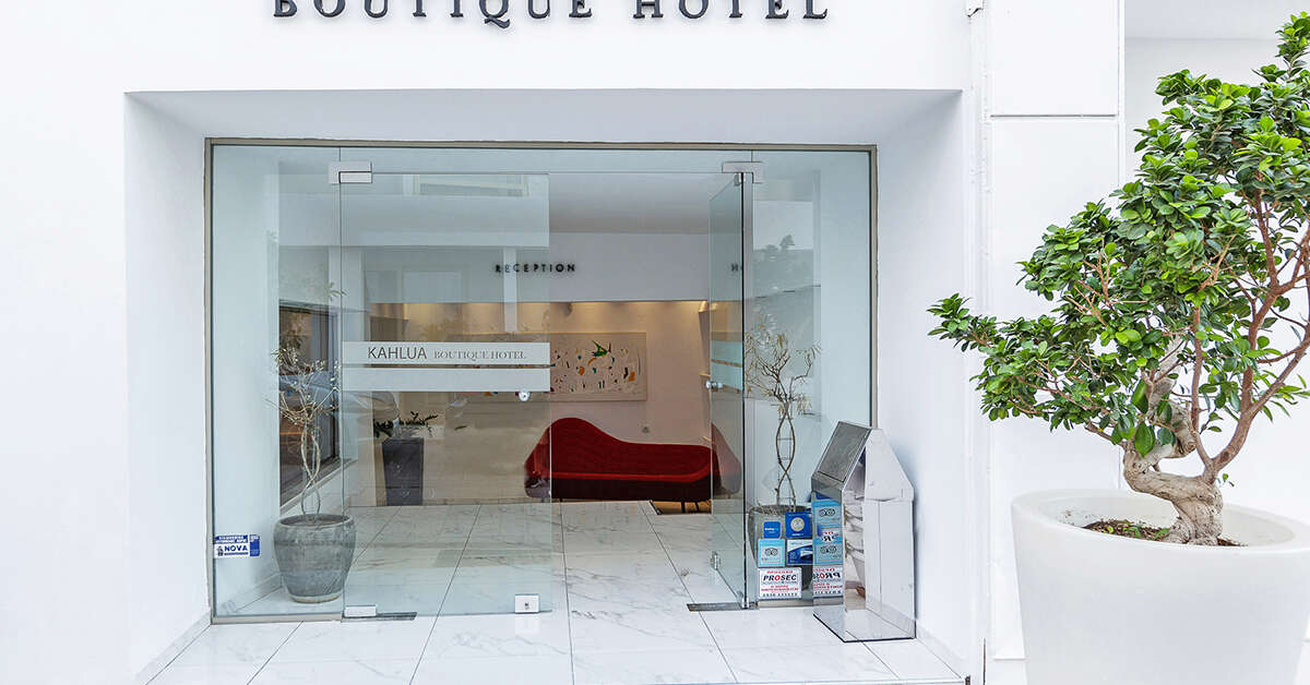 Ein Foto von der Außenansicht des Kahlua Hotel & Suites