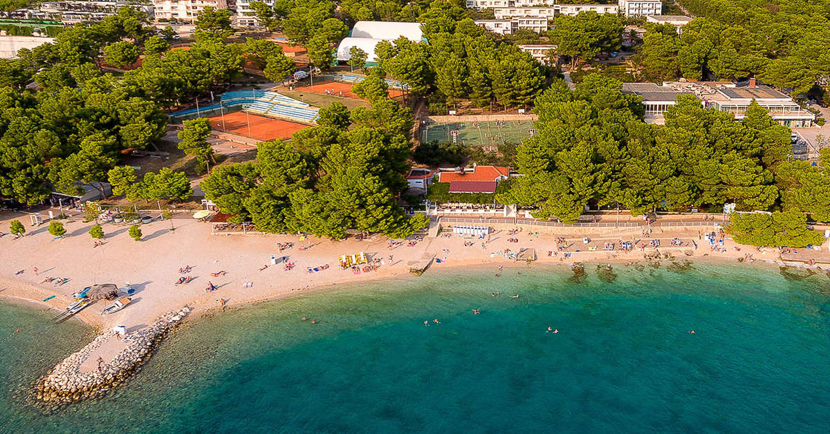 Een foto van het strand bij Makarska Sunny Resort