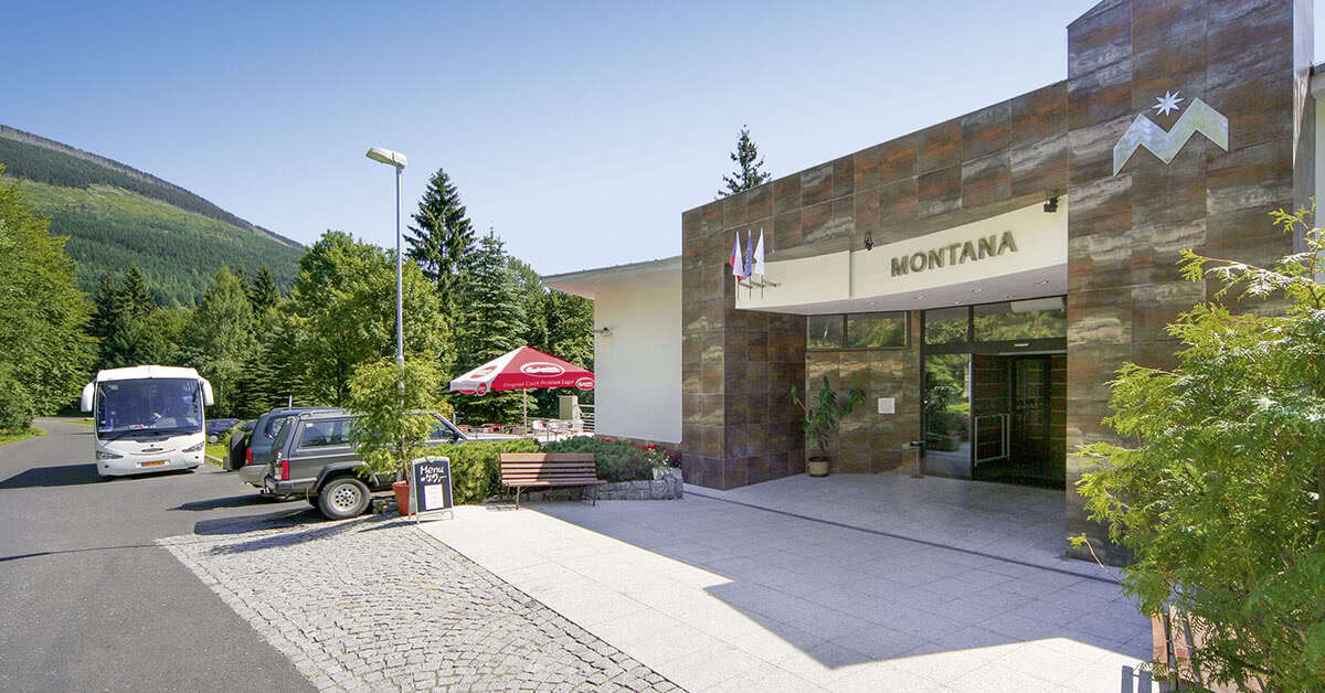 Een foto van de buitenkant van Hotel Montana