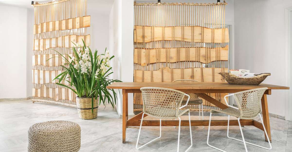 Een foto van het interieur van Lithos Hotel