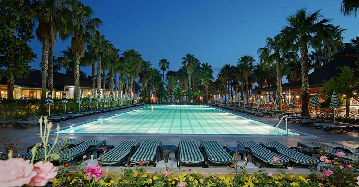 Een foto van het zwembad bij Meryan Hotel