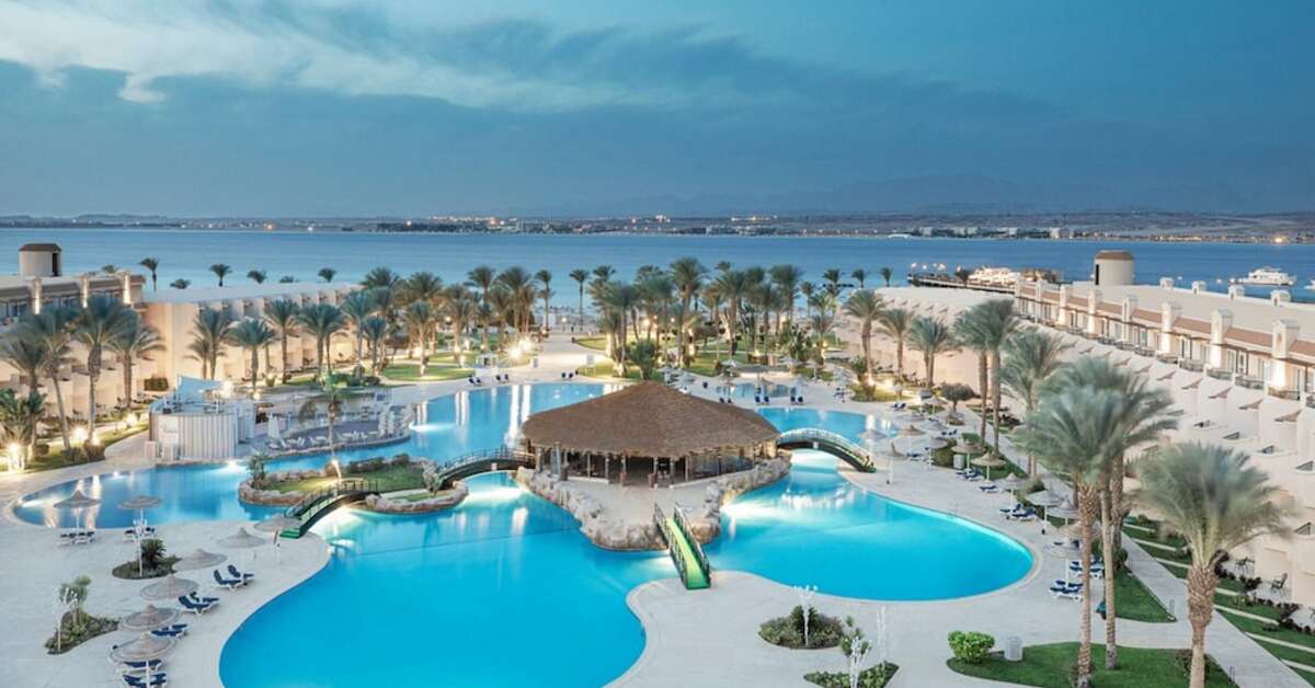Een foto van het zwembad bij Pyramisa Beach Resort Sahl Hasheesh