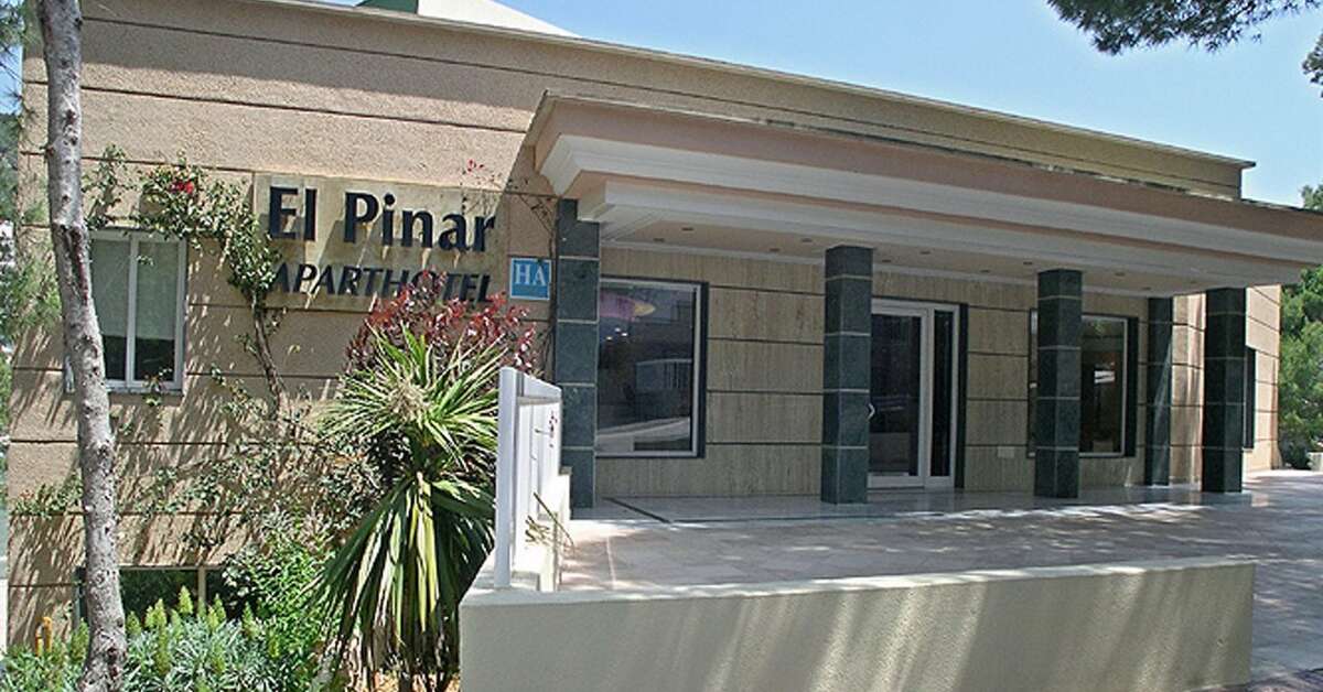 Een foto van de buitenkant van El Pinar