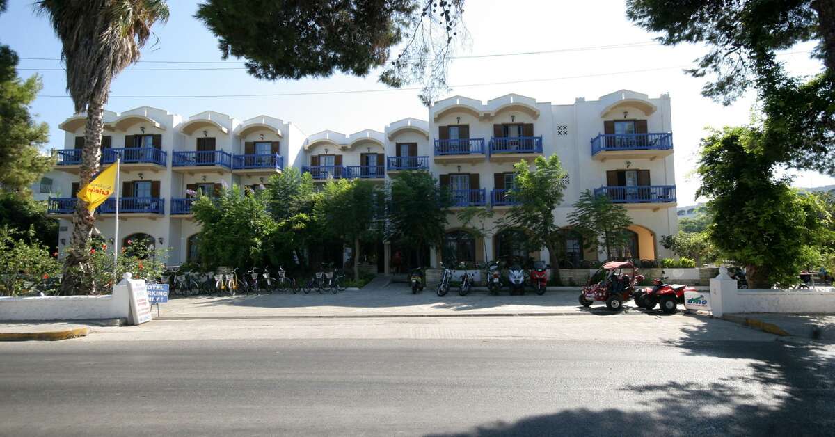 Een foto van de buitenkant van Theodorou Beach Hotel