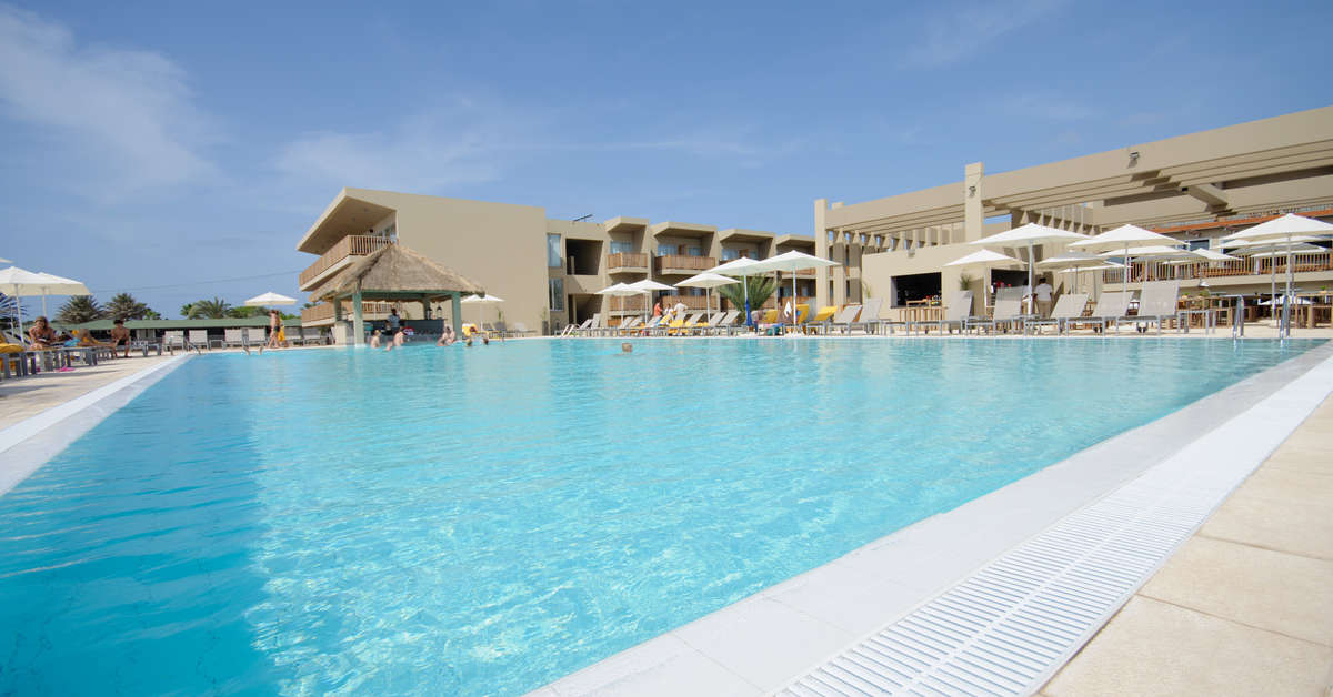 Een foto van het zwembad bij Hotel Oasis Salinas Sea