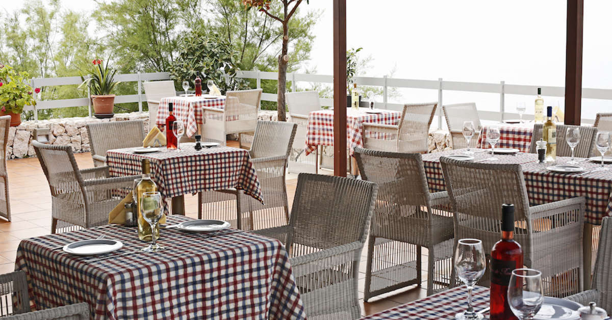 Een foto van het terras bij Asteris Hotel