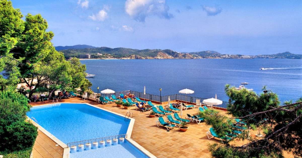 Een foto van het zwembad bij Cala Fornells Hotel