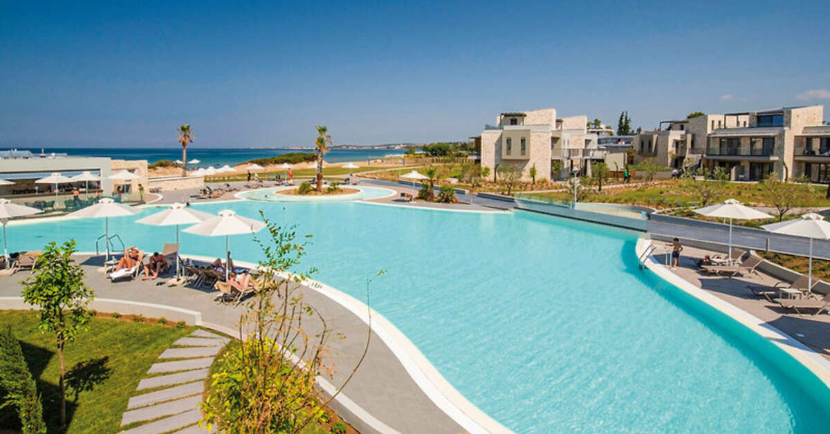 Een foto van het zwembad bij Portes Lithos Luxury Resort