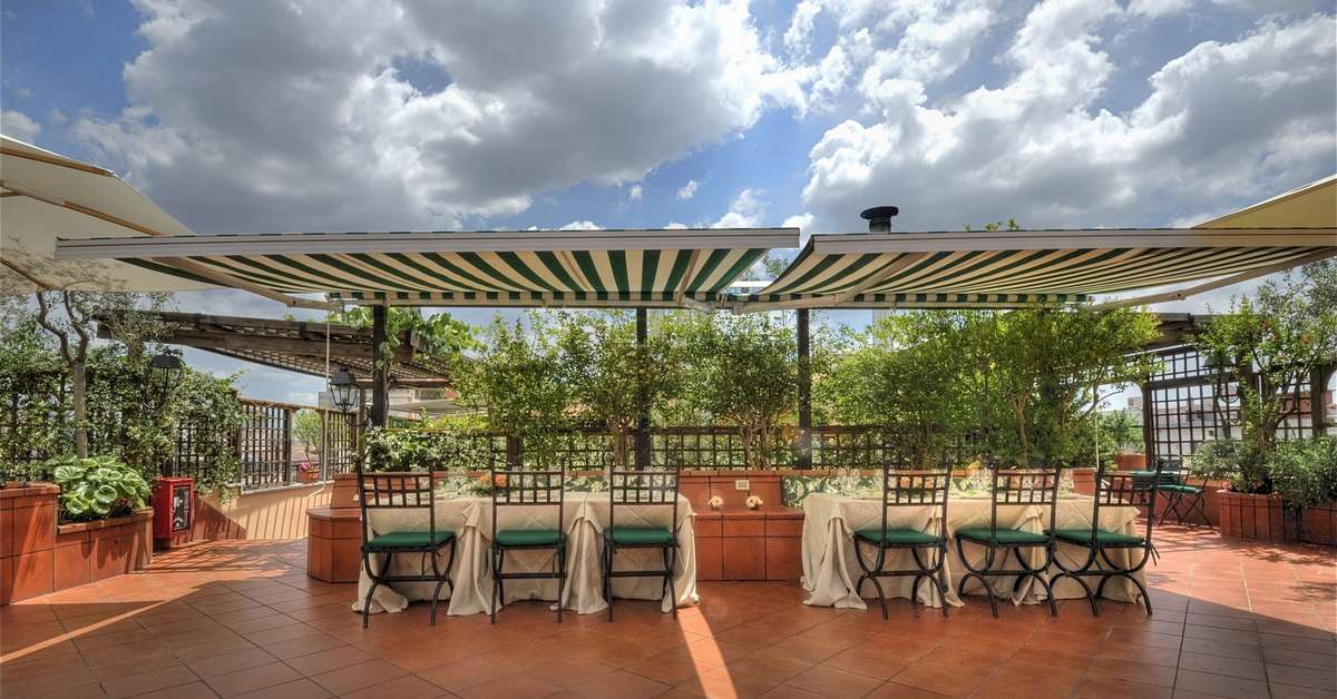 Een foto van het terras bij Hotel Diana Roof Garden