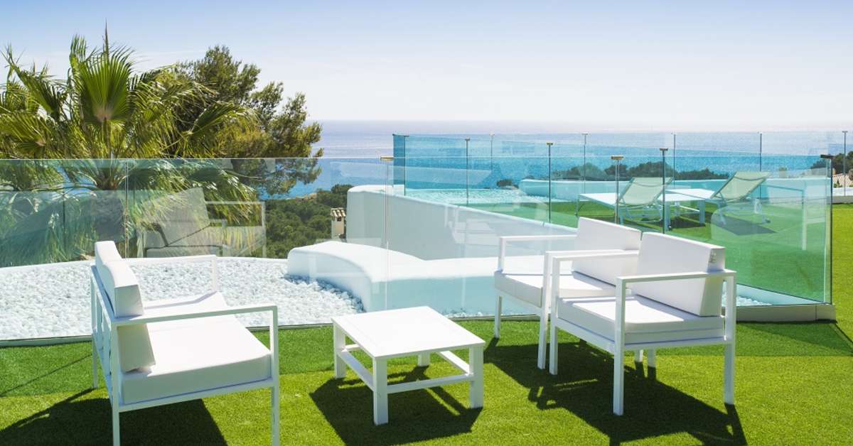 Ein Foto von der Terrasse im Hilton Mallorca Galatzo