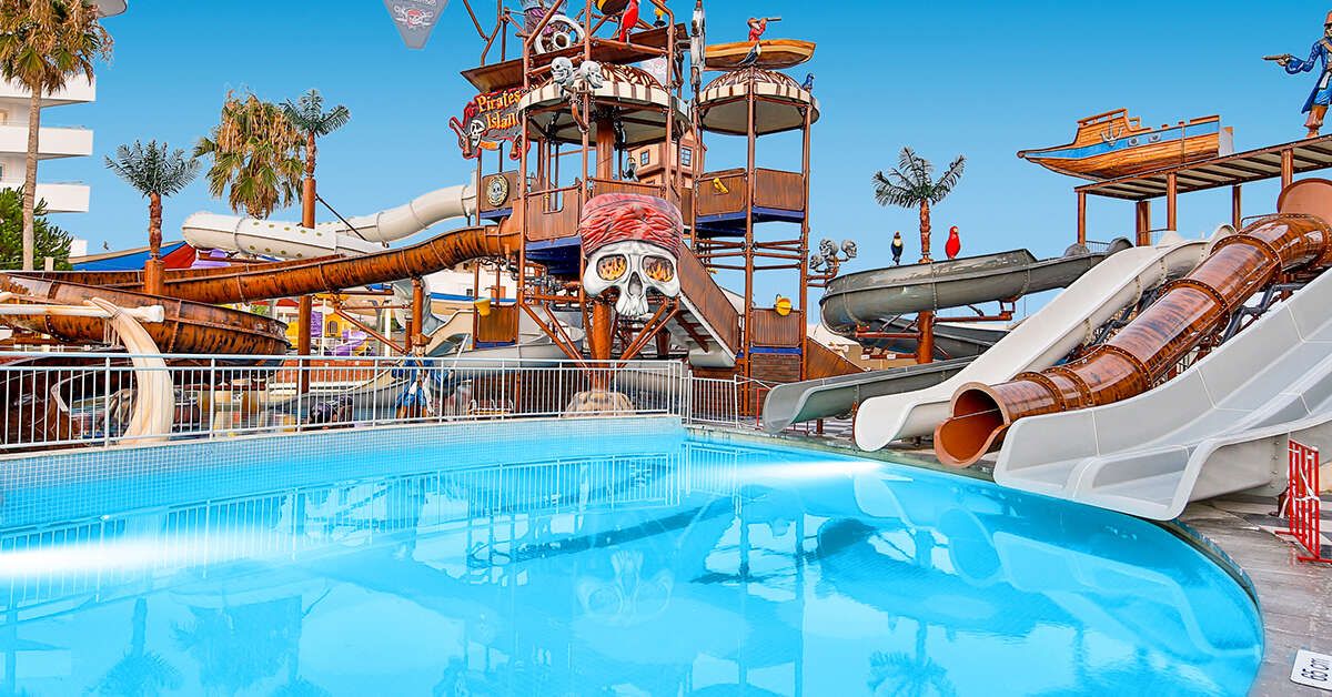 Een foto van het zwembad bij Crystal Admiral Aqua Collection