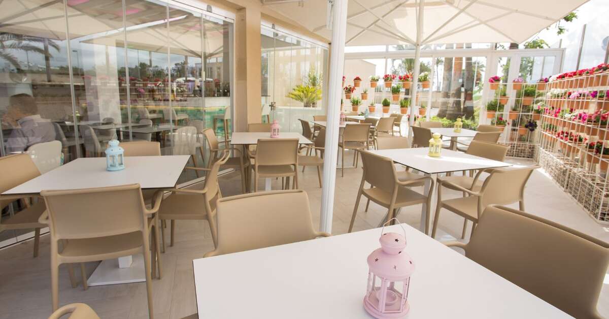 Een foto van het terras bij Hotel Sant Jordi