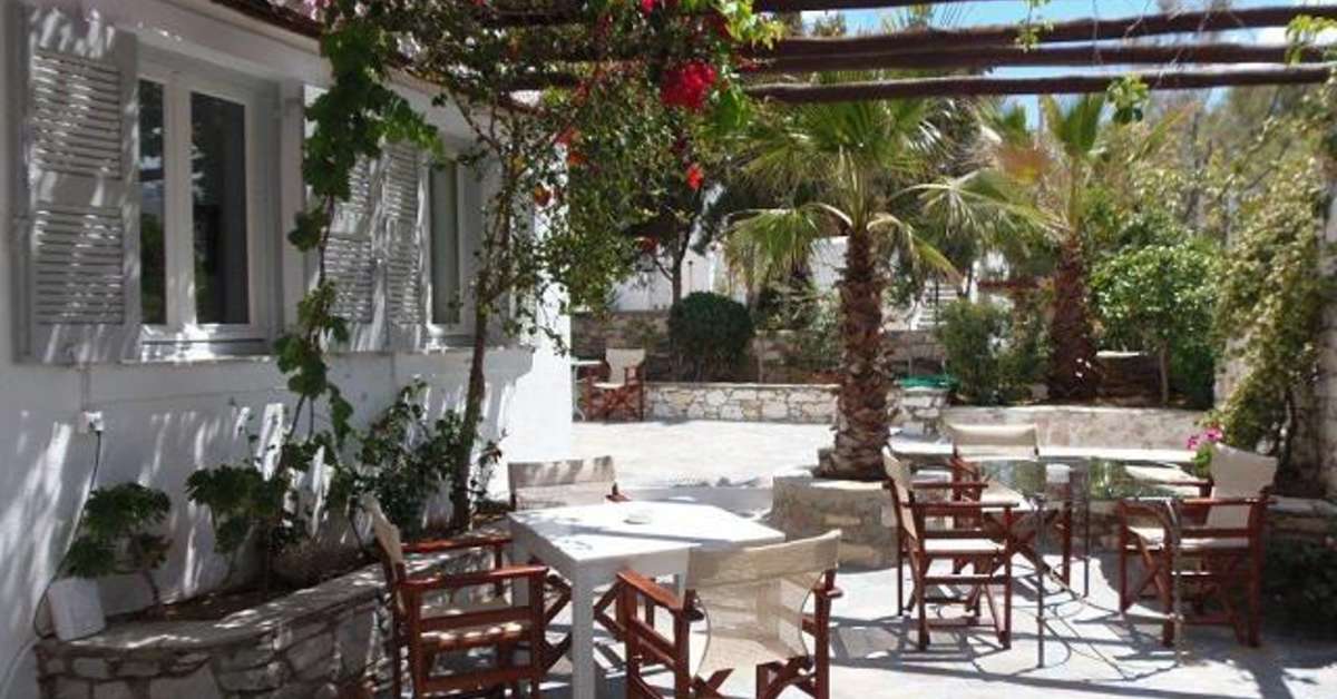 Een foto van het terras bij Hotel Manos