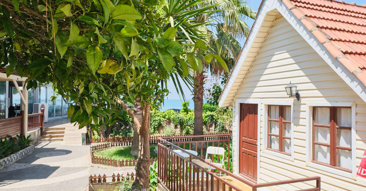 Een foto van de buitenkant van Clover Magic Nova Beach Hotel