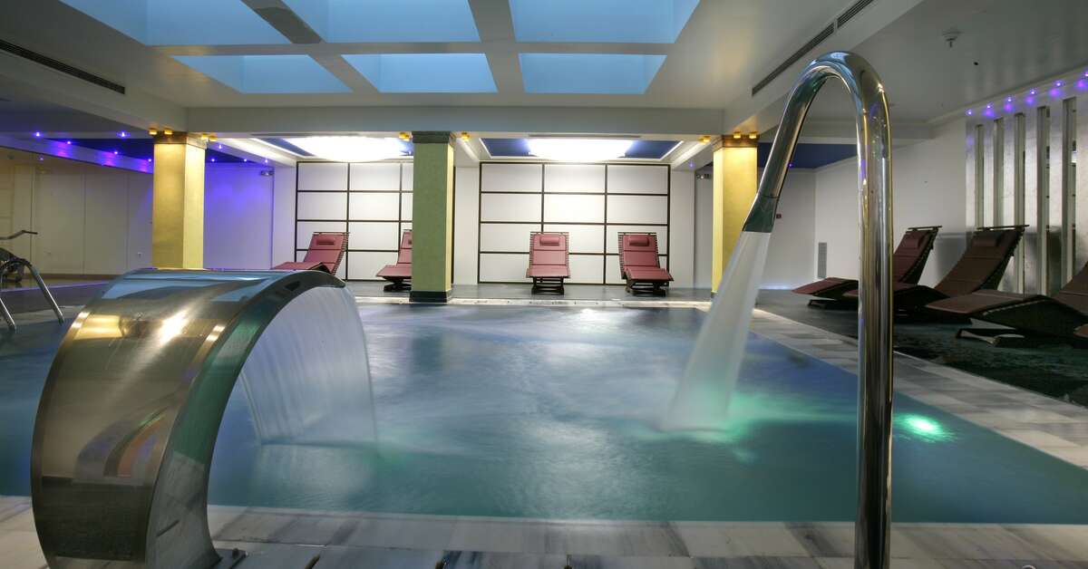 Een foto van het zwembad bij Apostolata Island Resort & Spa