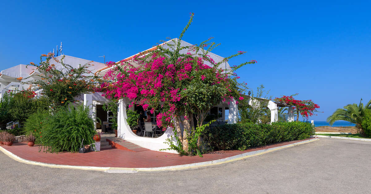 Een foto van de buitenkant van Nirvana Beach Hotel