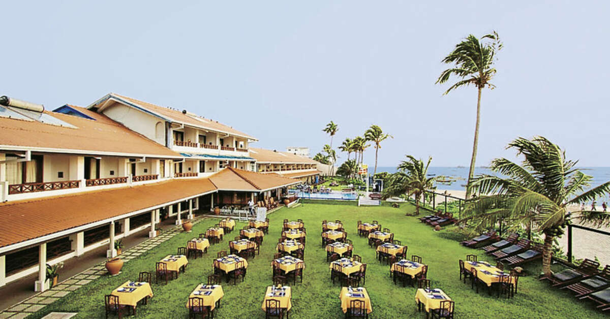 Een foto van het terras bij Coral Sands Hotel