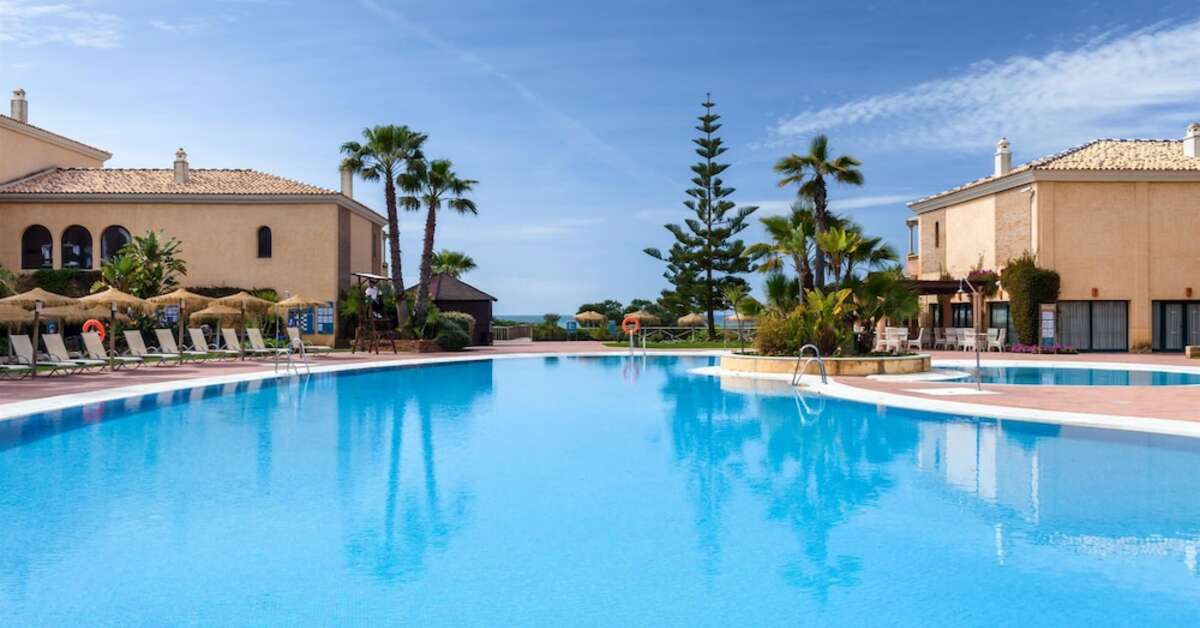 Een foto van het zwembad bij Barcelo Punta Umbria Mar