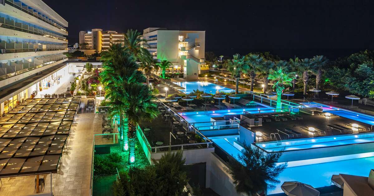 Een foto van het zwembad bij Blue Sea Beach Resort