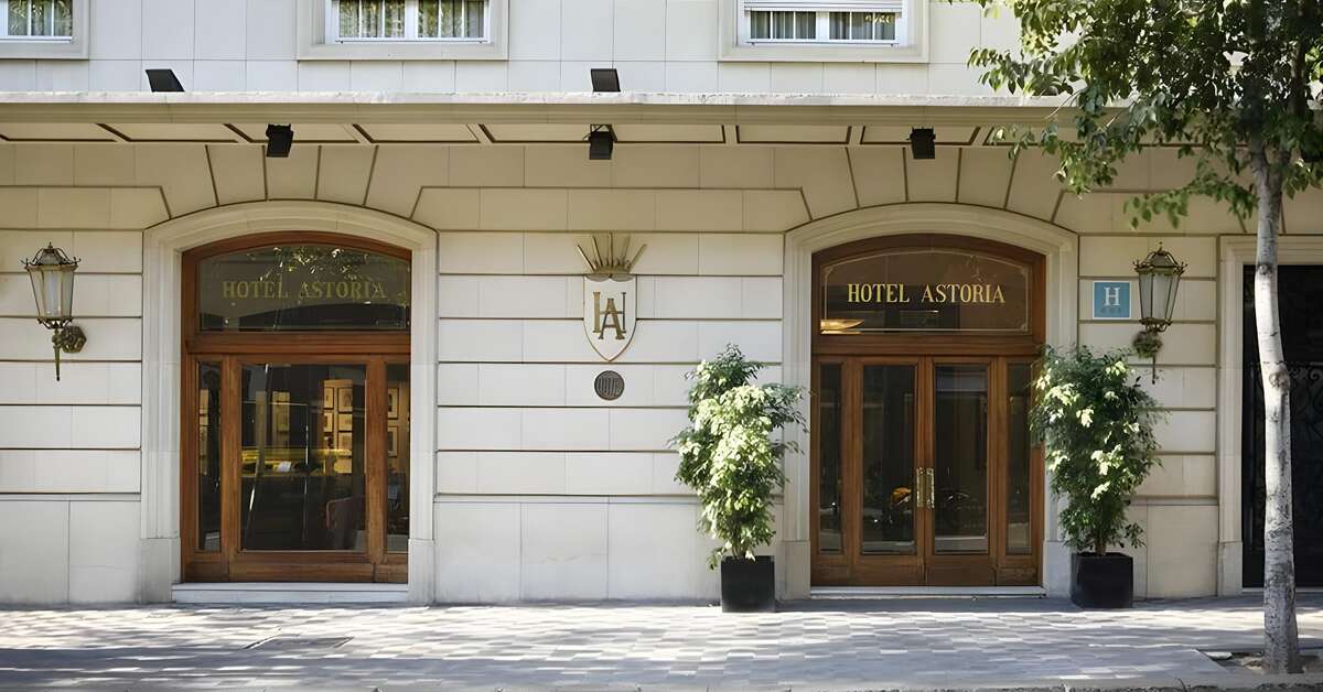 Een foto van de buitenkant van Hotel Astoria
