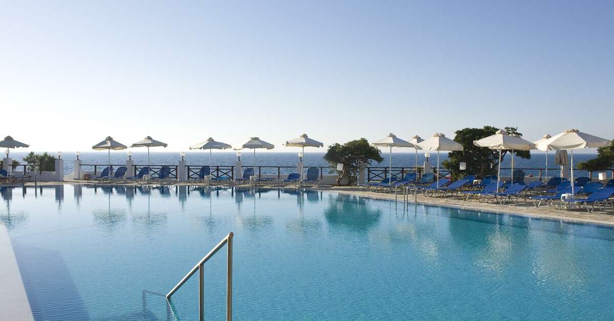 Een foto van het zwembad bij Maritimo Beach Hotel