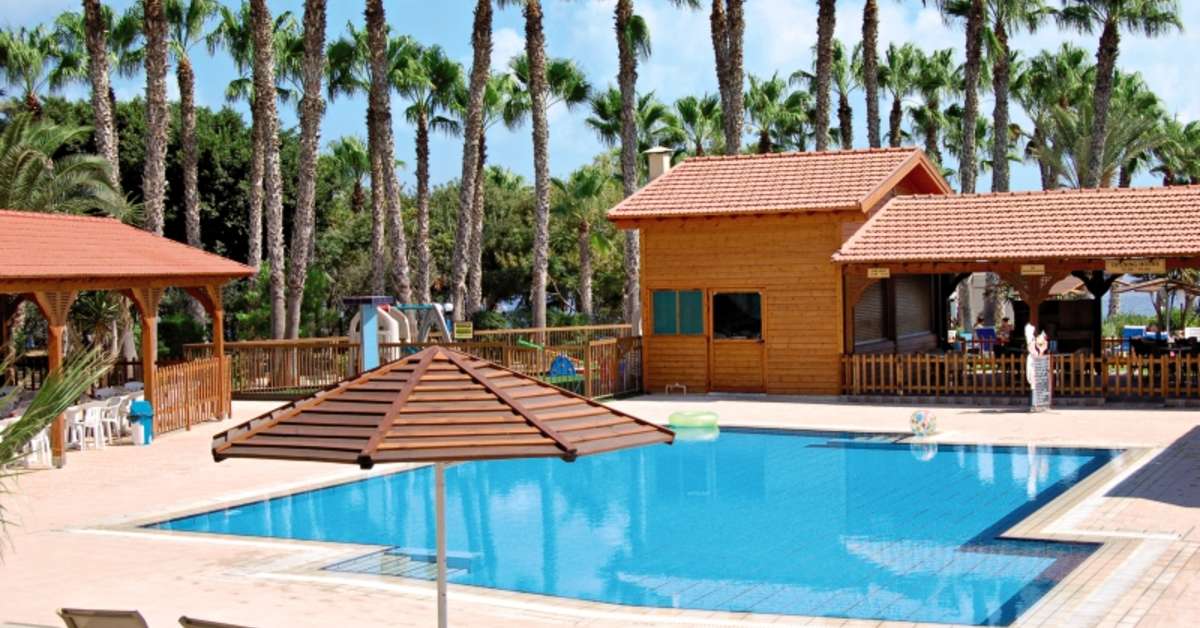 Een foto van het zwembad bij Cavo Maris Beach Hotel