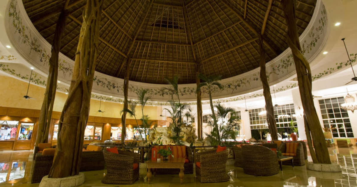 Een foto van het terras bij Catalonia Royal Tulum