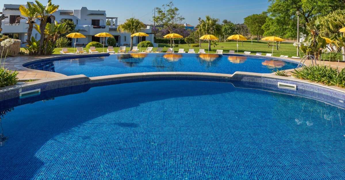 Een foto van het zwembad bij Clube Albufeira Garden Village