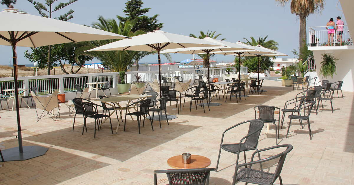 Een foto van het terras bij Hotel Vasco Da Gama