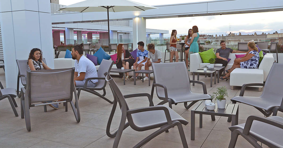 Een foto van het terras bij Hotel Olympus Palace