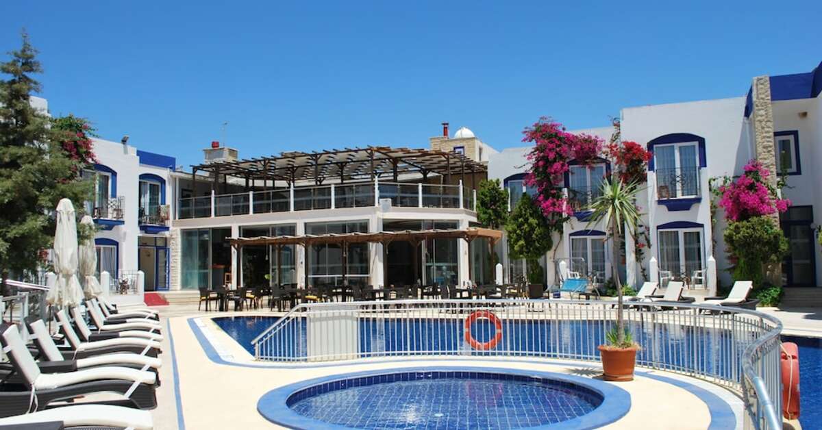 Een foto van het zwembad bij Serpina Hotel