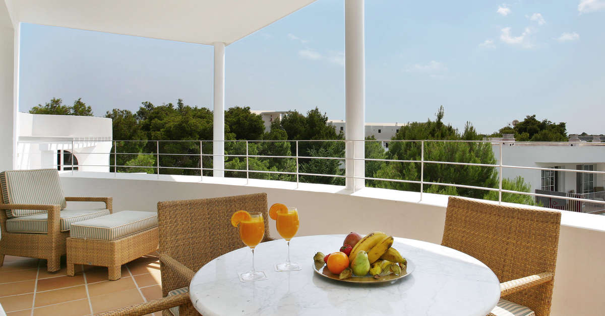 Een foto van het terras bij Melia Cala d'Or Boutique Hotel