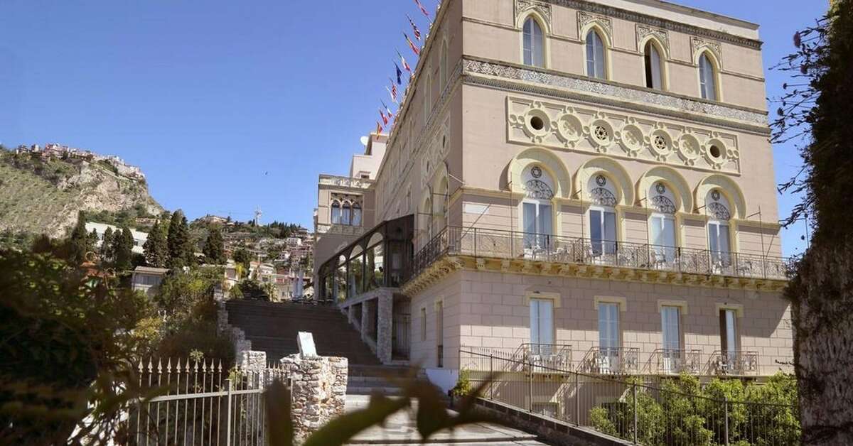 Een foto van de buitenkant van Excelsior Palace