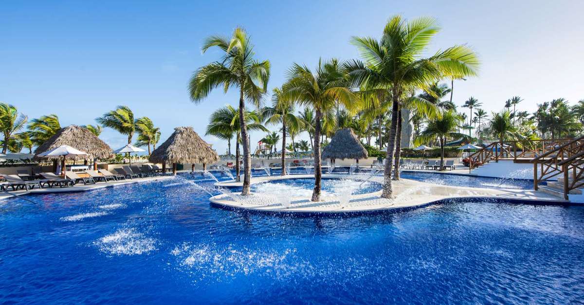 Een foto van het zwembad bij Occidental Caribe
