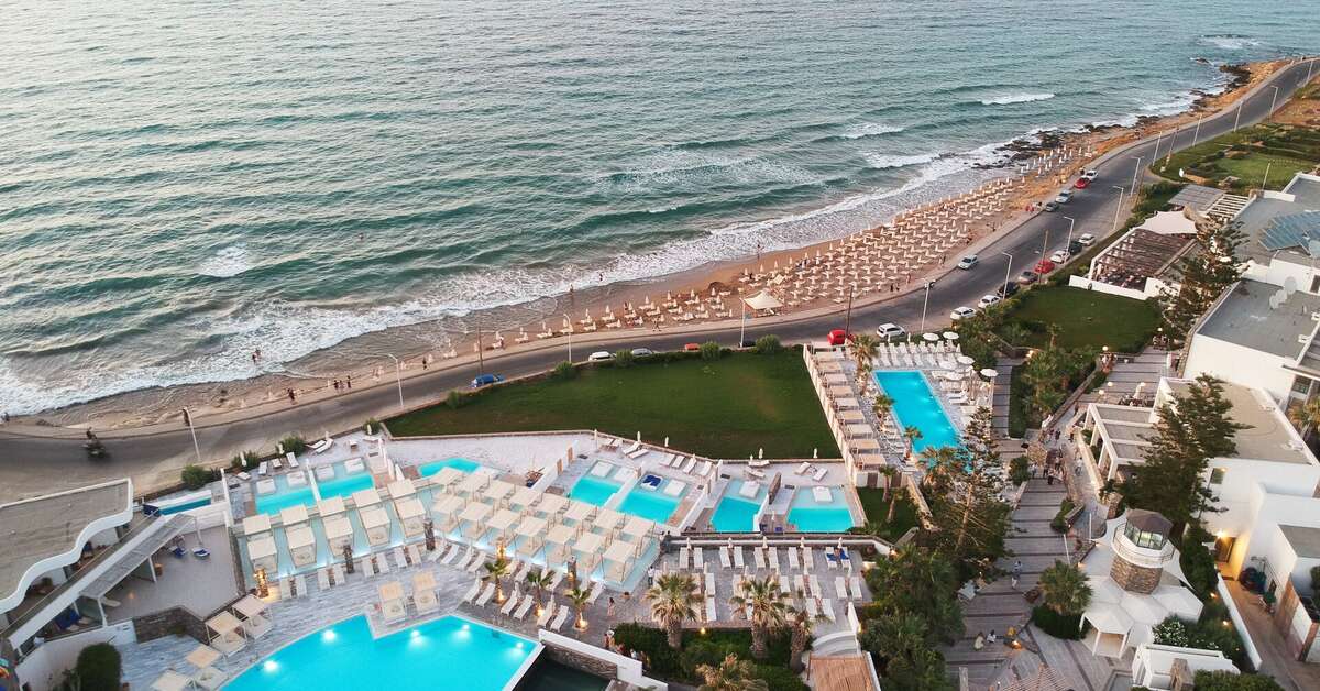 Een foto van het zwembad bij The Island Hotel