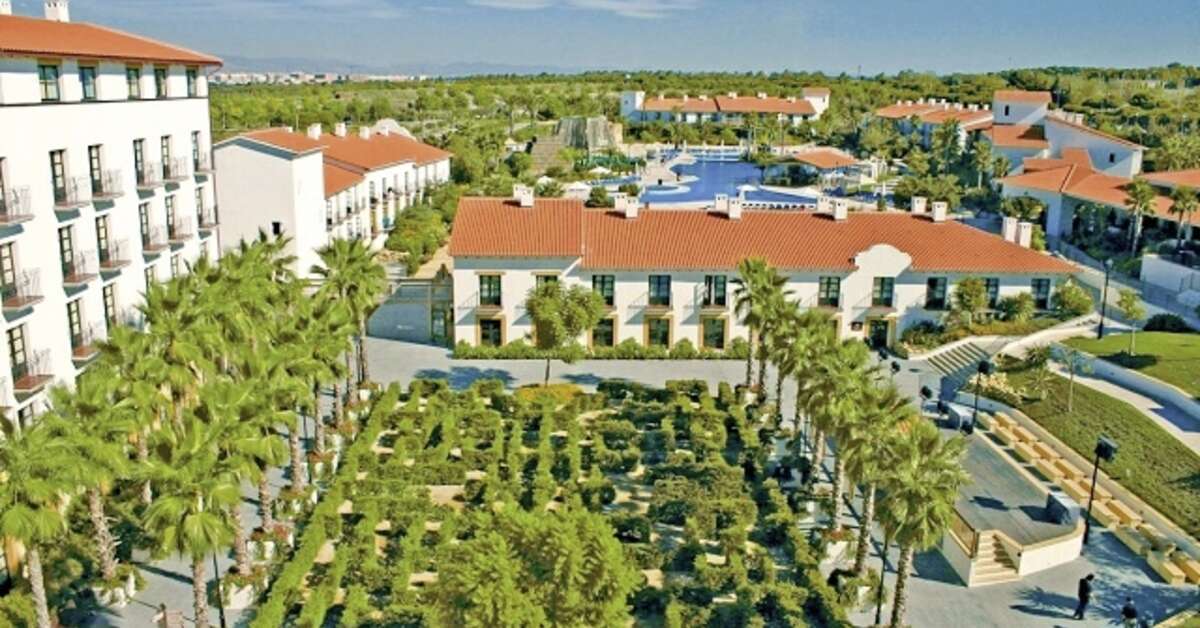 Een foto van de buitenkant van PortAventura Hotel El Paso