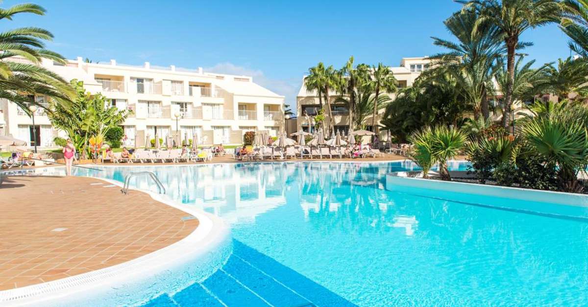 Een foto van het zwembad bij Riu Oliva Beach Resort