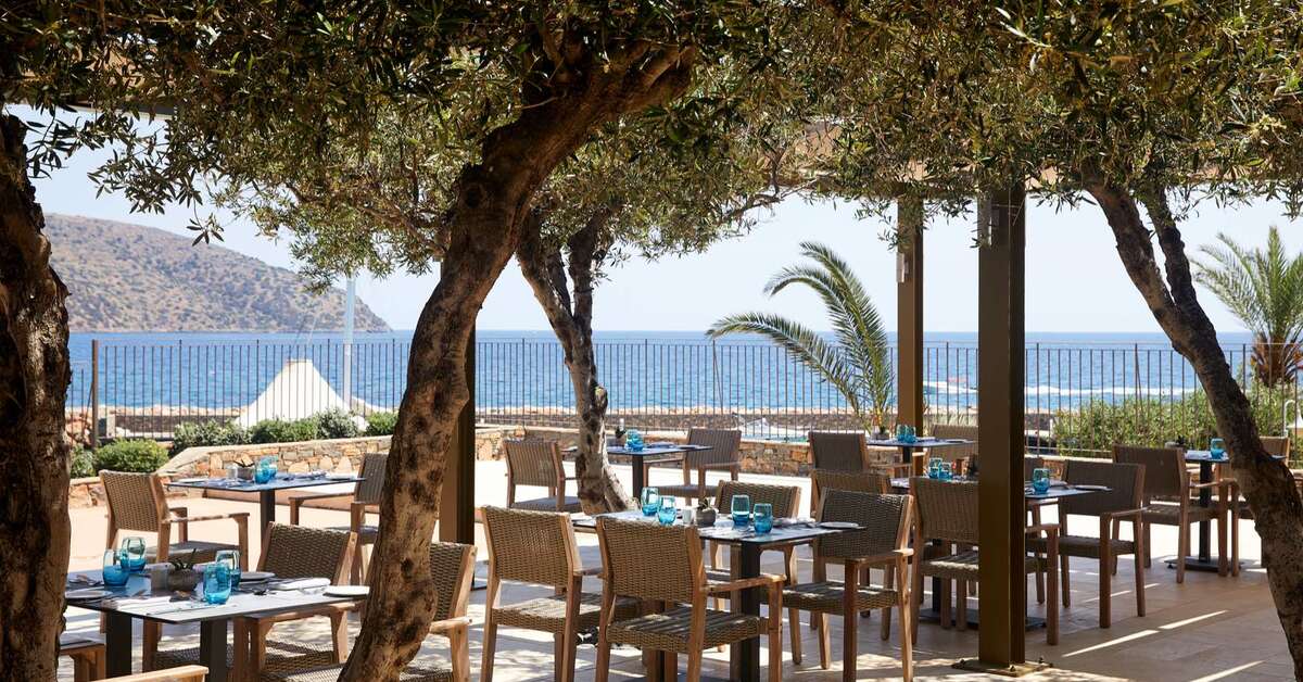 Een foto van het terras bij Wyndham Grand Crete Mirabello Bay