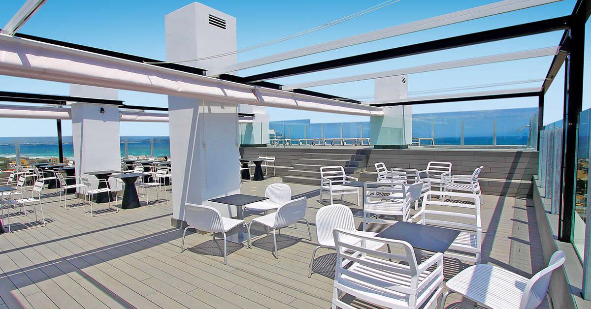 Ein Foto von der Terrasse im BG Tonga & Suites Tower Design Hotel
