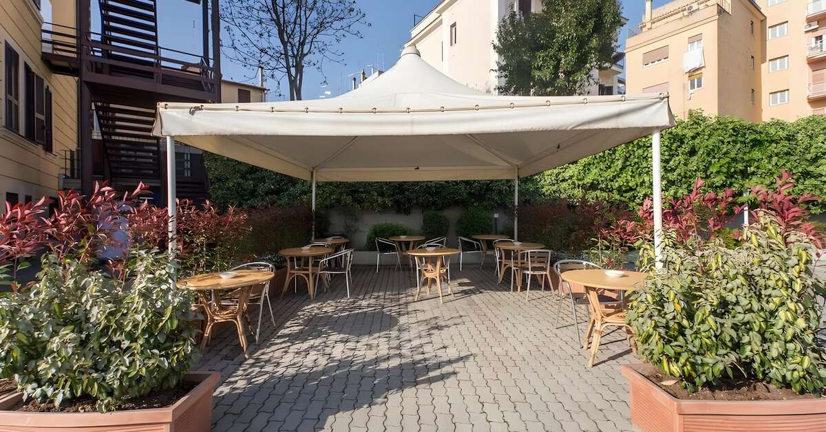 Een foto van het terras bij Romoli Hotel