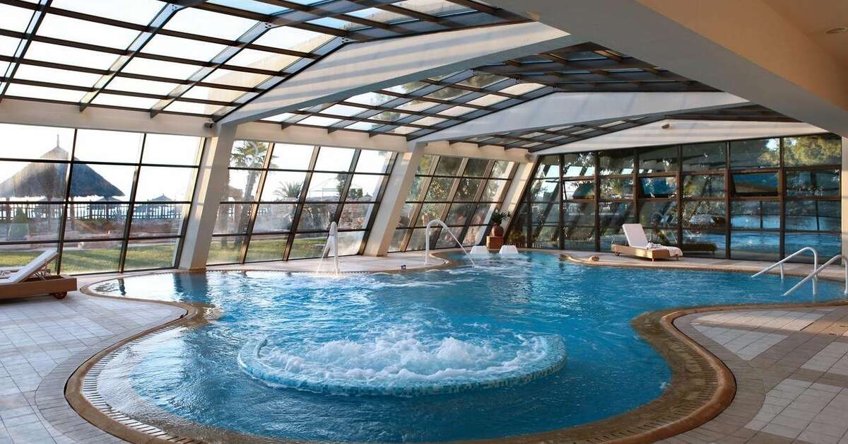 Een foto van het zwembad bij Porto Carras Meliton Hotel