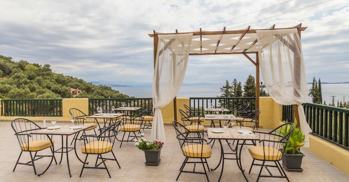 Ein Foto von der Terrasse im Corfu Aquamarine Hotel